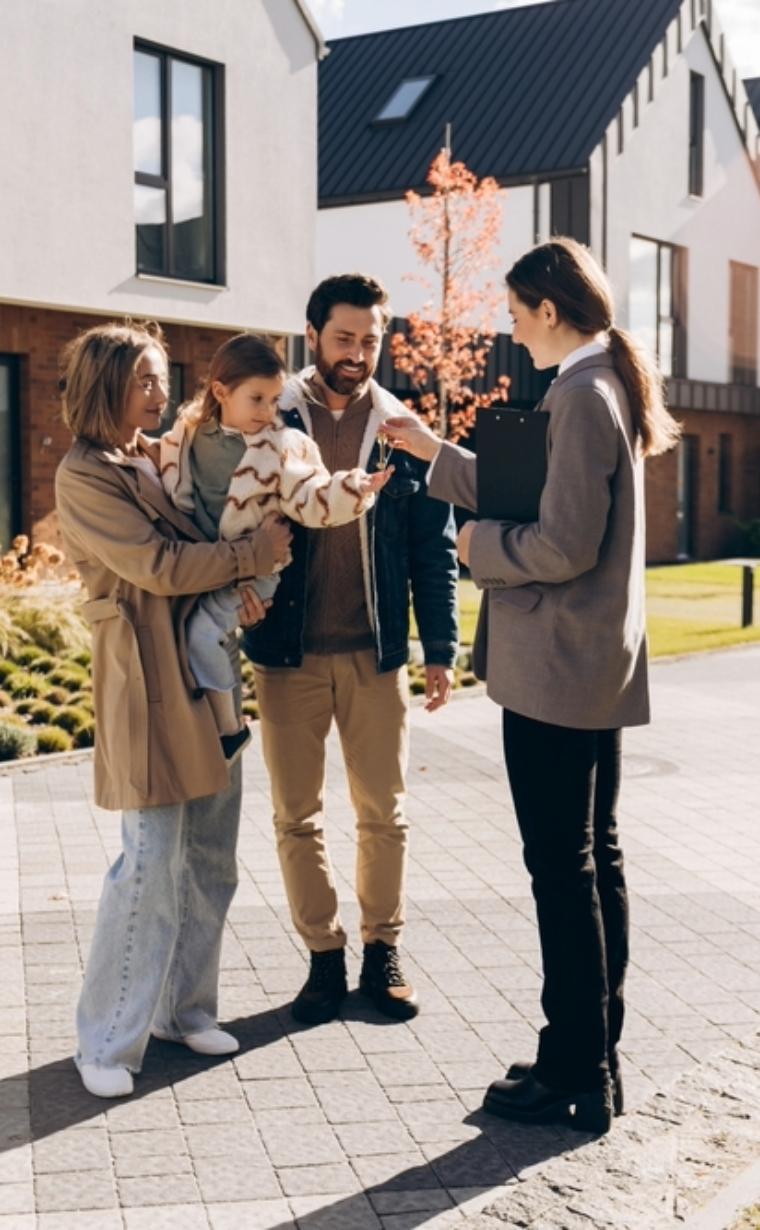 Family receiving home keys in St. Catharines